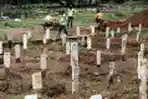Makam Khusus Covid-19 di TPU Bambu Apus Penuh