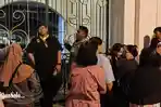 Sejumlah-warga-merasa-kecewa-tak-diperbolehkan-masuk-ke-Pura-Mangkunegaran.jpg