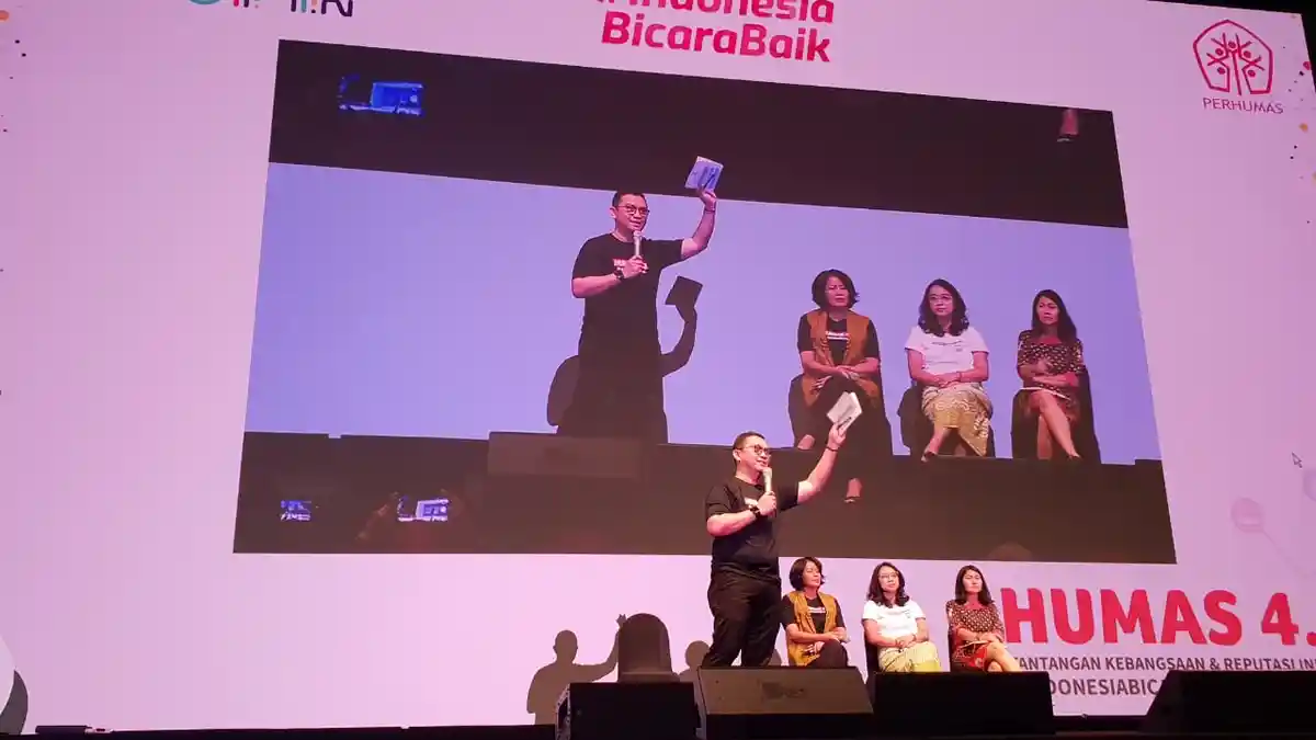 Lihat Gaya Devo Khaddafi Pandu Talkshow di The Jakarta Theater