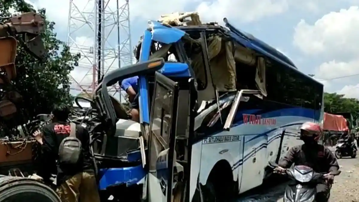 Kesaksian Warga Ngerinya Kecelakaan Beruntun Bus Widji Lestari di Jalur Pantura Rembang