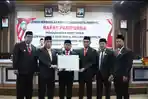 Pimpinan-DPRD-Parepare-Kaharuddin-Kadir-didampingi-Pj-Wali-Kota-Parepare-Abdul-Hayat.jpg