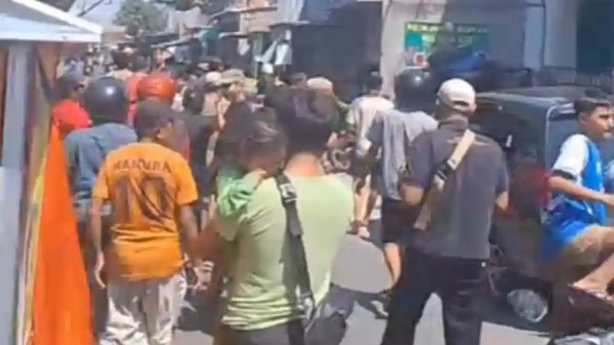 Nasib Apes Maling Kotak Amal Di Surabaya, Dipergoki Anak anak Endingnya Babak Belur  