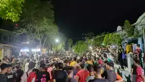 kerumunan-penonton-balap-lari-di-jalan-umum-awang-long-bontang-utara.jpg