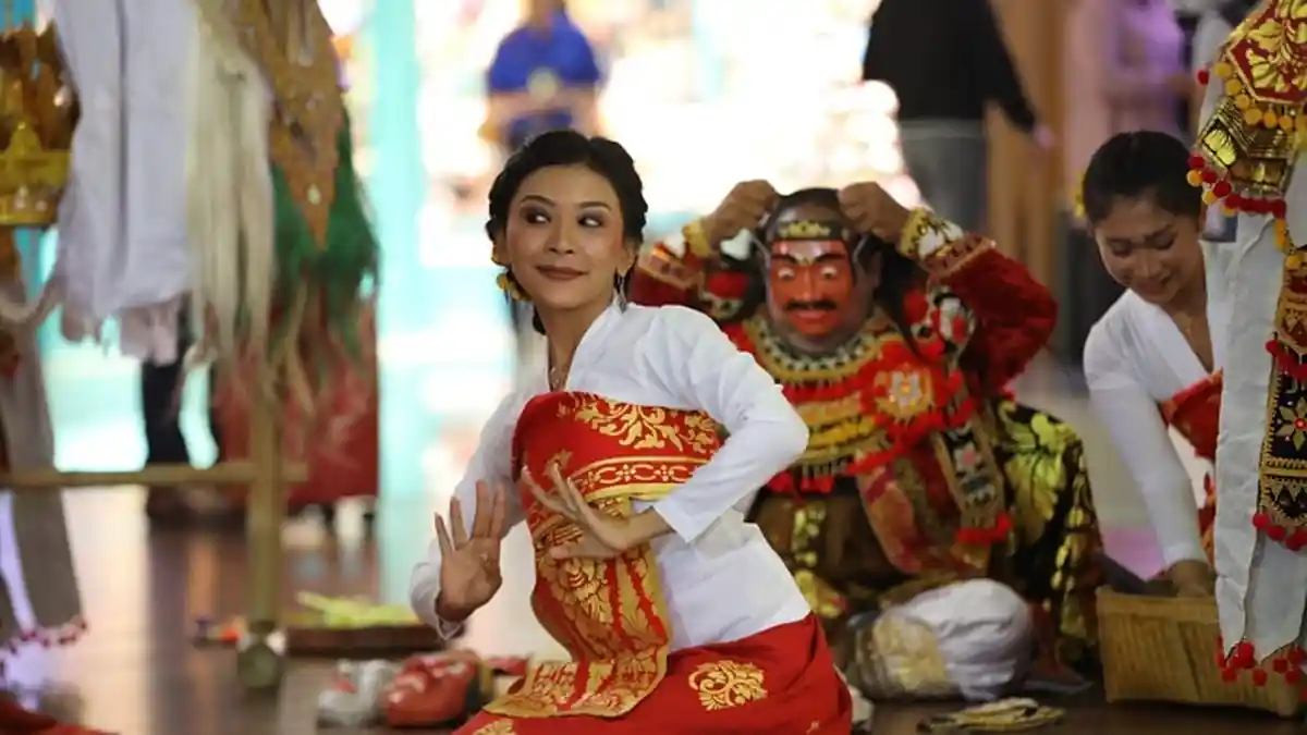 Pertegas Atmosfer Khas Bali, Berbagai Jenis Tarian Dihadirkan di Bandara Ngurah Rai 