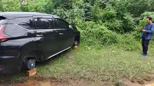 4-Ban-Mobil-Digondol-Maling-di-Palembang-Padahal-Diparkir-Samping-Rumah-Diganjal-Pelaku-Pakai-Bata.jpg