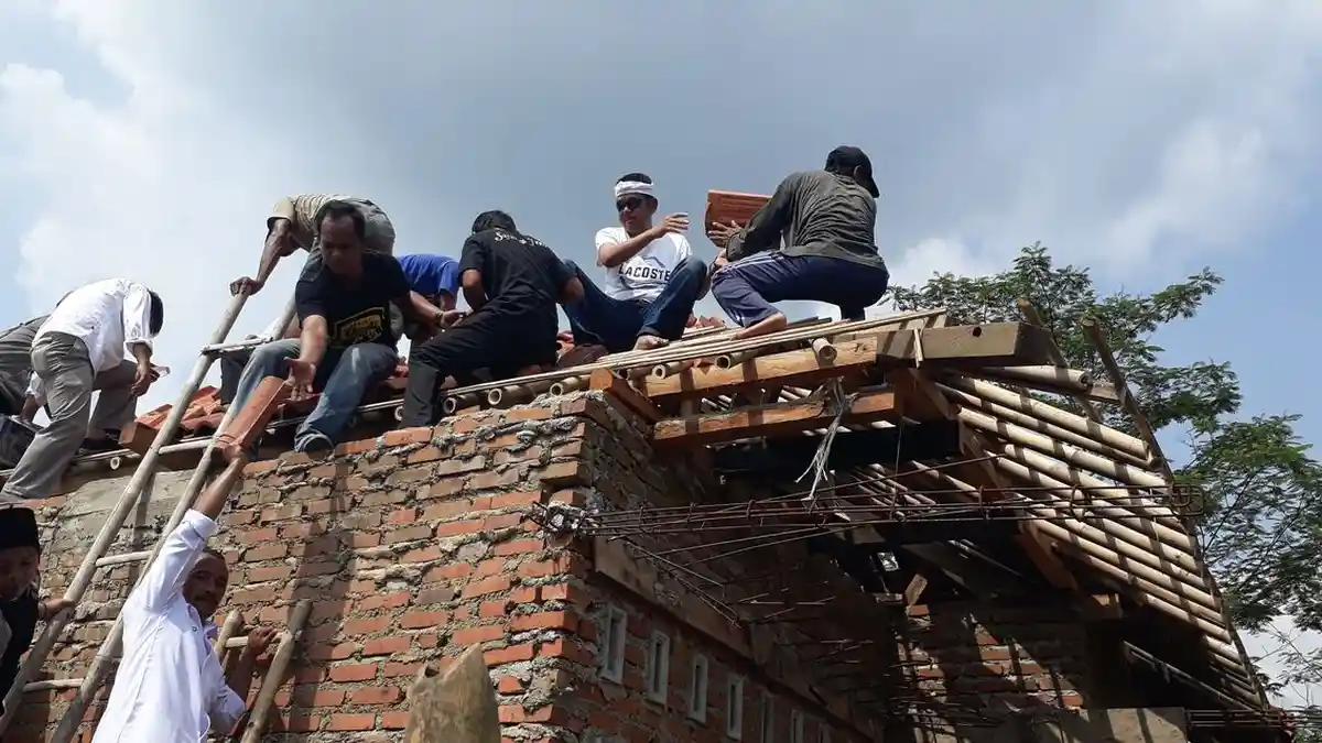 Dedi Mulyadi Ikut Memasang Genting Sebuah Rumah di Tasik, Warga Mengiringi Salawat