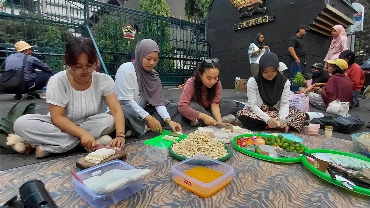 Goreng Tempe Orek di Jalan Pahlawan, Kelompok Perempuan Semarang Sindir Program MBG Prabowo-Gibran - Tribunjateng.com