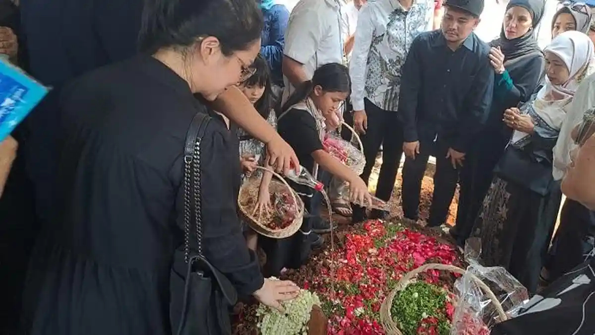 Isak Tangis Keluarga Iringi Pemakaman Soebronto Laras di TPU Karet Bivak