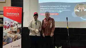 Jess-Duton-duta-besar-Kanada-untuk-Indonesia-saat-berkunjung-ke-SMPN-43-Bandung.jpg