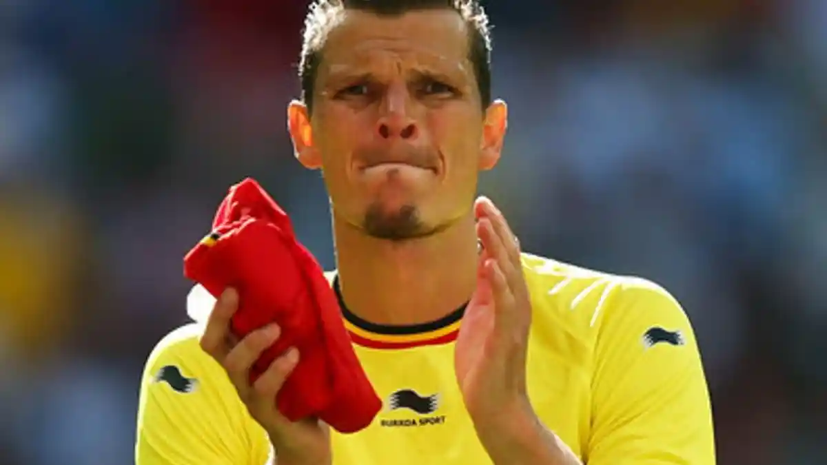 Daniel van Buyten Gantung Sepatu