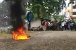 sepeda-motor-jambret-di-pekanbaru-dibakar.jpg