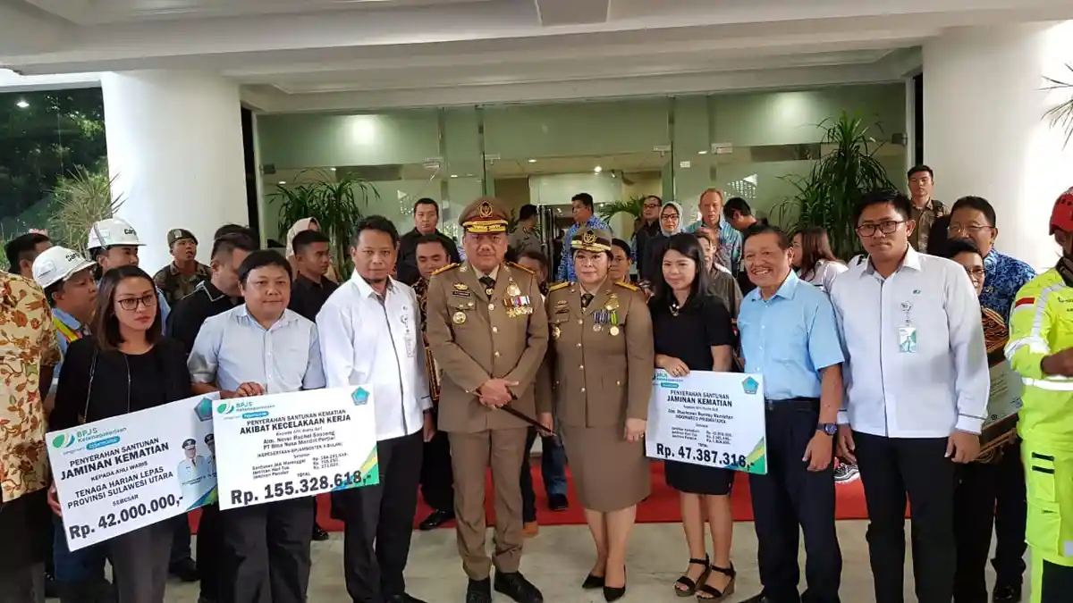Olly Serahkan Santunan Kematian ke Ahli Waris Tenaga Harian Lepas Pemprov Sulut Peserta Jamsostek