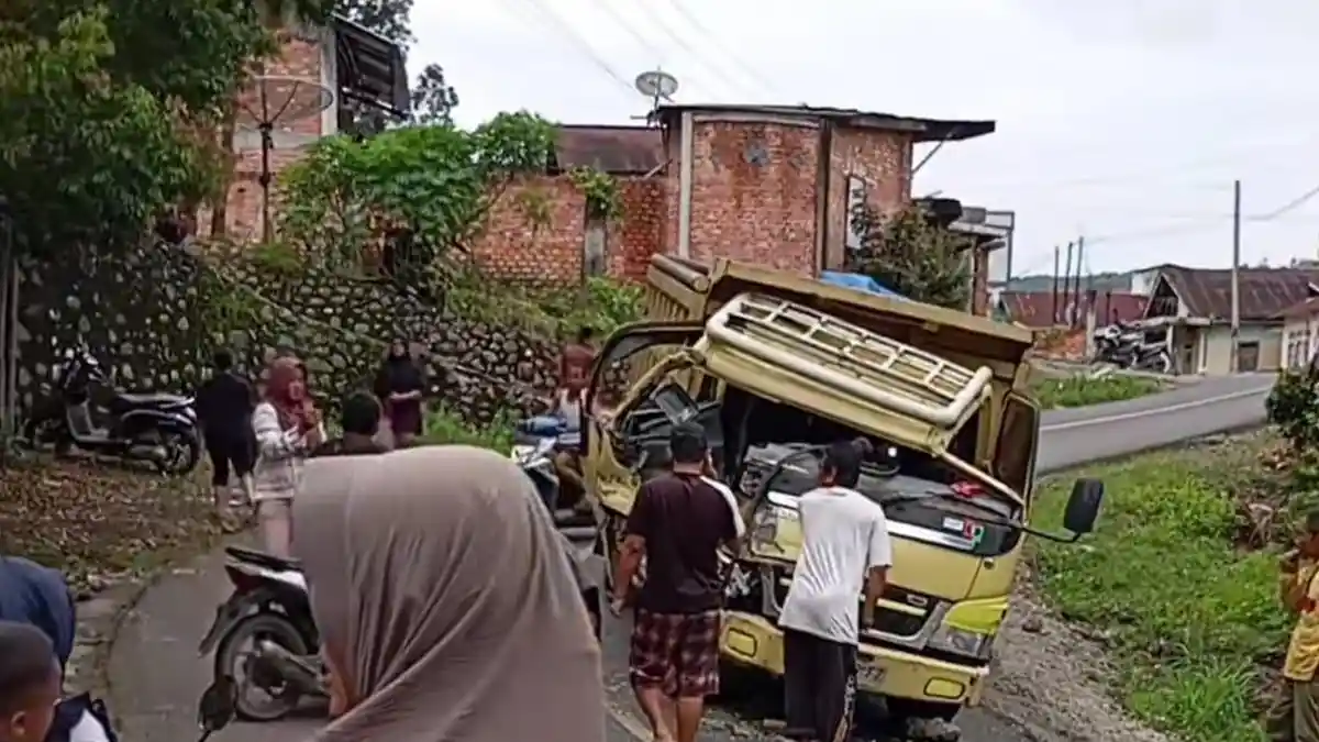 Bus Brimob Tabrakan dengan Truk di Kerinci