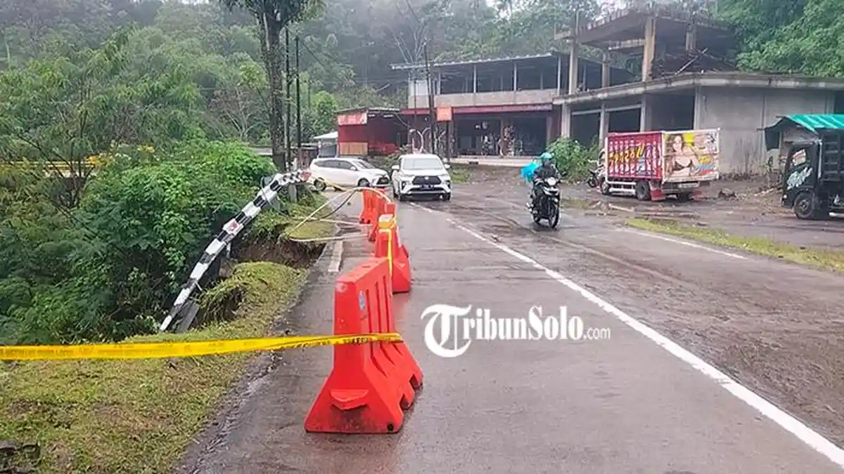 BREAKING NEWS : Bahu Jalan Solo-Selo-Borobudur Longsor Sepanjang 14 Meter, Pembatas Menghilang