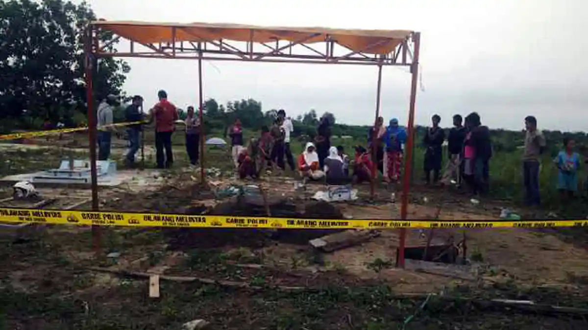 Malam Jumat Kliwon Kuburan Syahroni Dibongkar Orang