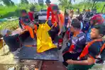proses-evakuasi-korban-tenggelam-di-sungai-kandilo-dermaga-pemancingan-udang-gang.jpg