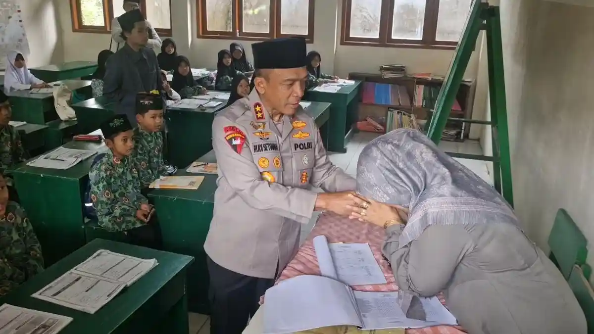 Ketukan Pintu Langit di Ruang Kelas: Kapolda Jabar Umrahkan Guru Ponpes Cipasung dan Suaminya
