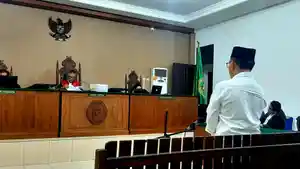 Ujang-Iskandar-saat-mendengarkan-putusan-hakim.jpg