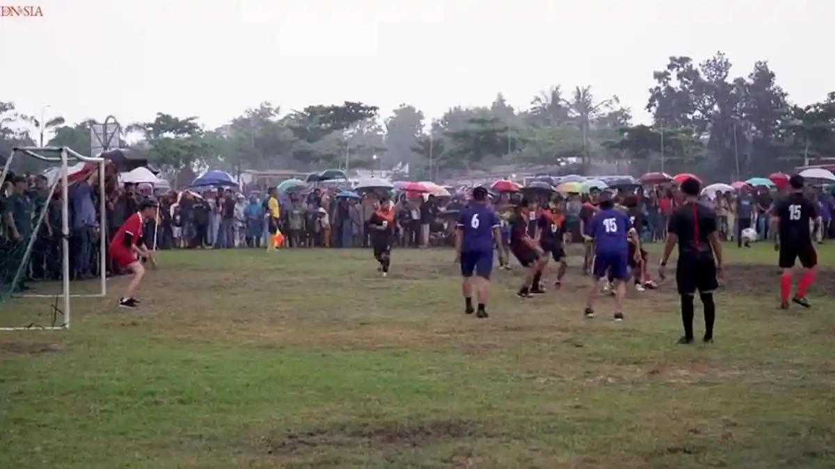 Jokowi Jadi Kiper Saat Main Bola Hujan-hujanan Bareng Warga, Kebobolan 2 Gol