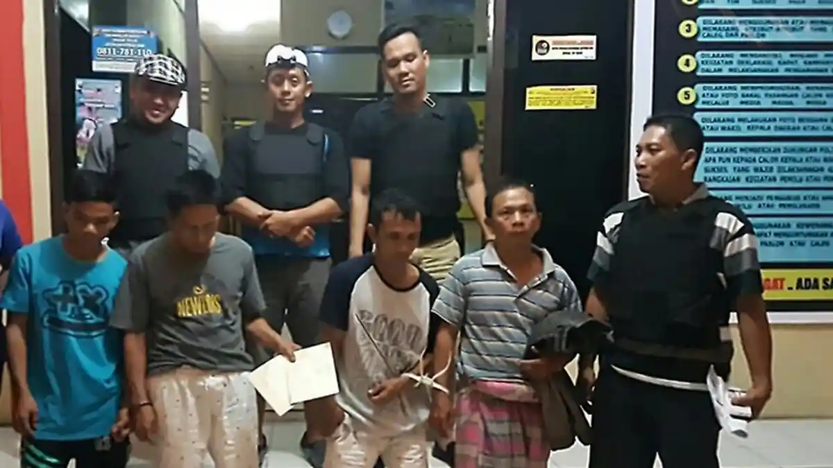 Pura-Pura Antar Undangan Empat Sekawan Ini Curi Handphone Korbannya