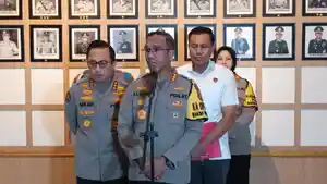 Kapolres-Metro-Jakarta-Timur-Kombes-Nicolas-Ary-Lilipaly-saat-memberi.jpg