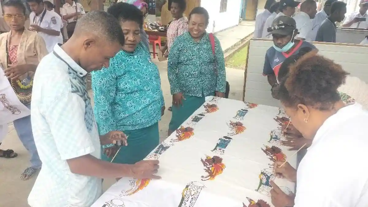 Disperindag Yapen Datangkan Pakar Batik Dari Jogja Latih UMKM Papua