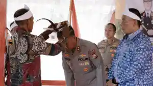 Kapolda-beri-gelar-adat-1542026.jpg