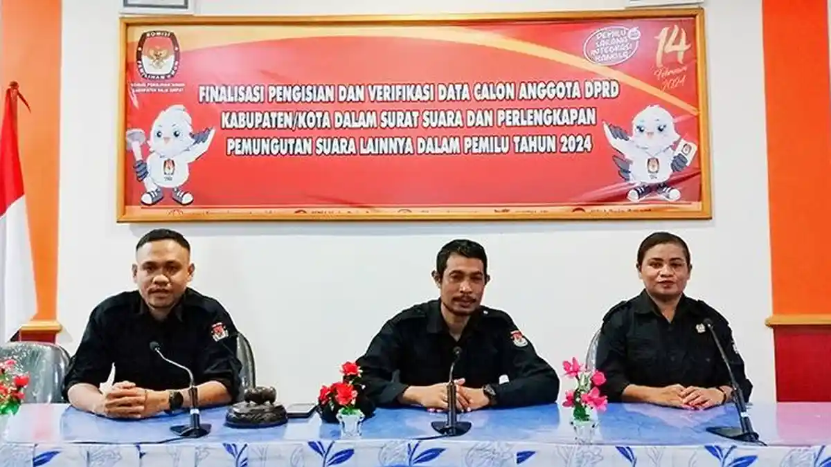 Cek Nama Caleg, KPU Raja Ampat dan Parpol Finalisasi Verifikasi Data Caleg pada Surat Suara