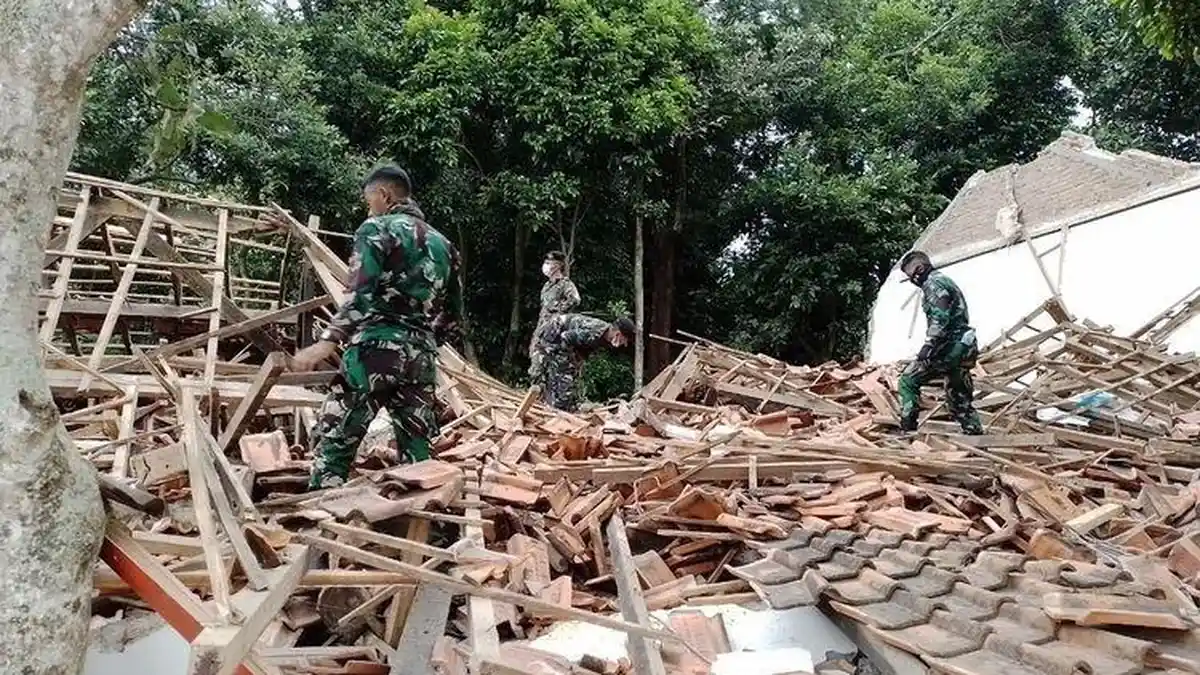 Naskah Khutbah Jumat 13 Desember 2024: Sikap Bijak Muslim Sejati saat Hadapi Musibah
