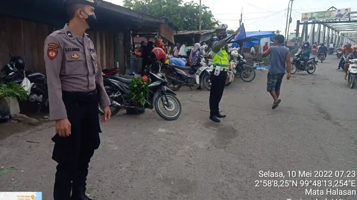 Hindari Macet dan Laka Lantas, Satlantas Polres Tanjungbalai Menyebar Lakukan Pengaturan Padat Pagi