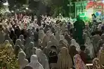Awal Ramadan 2026, Said Abdullah Bagikan Zakat Mal ke Ribuan Jemaah Salat Tarawih di Sumenep