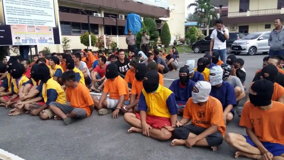 Dijemur Polisi Karena Kasus Narkoba,  Perempuan Ini Menangis Sesenggukan