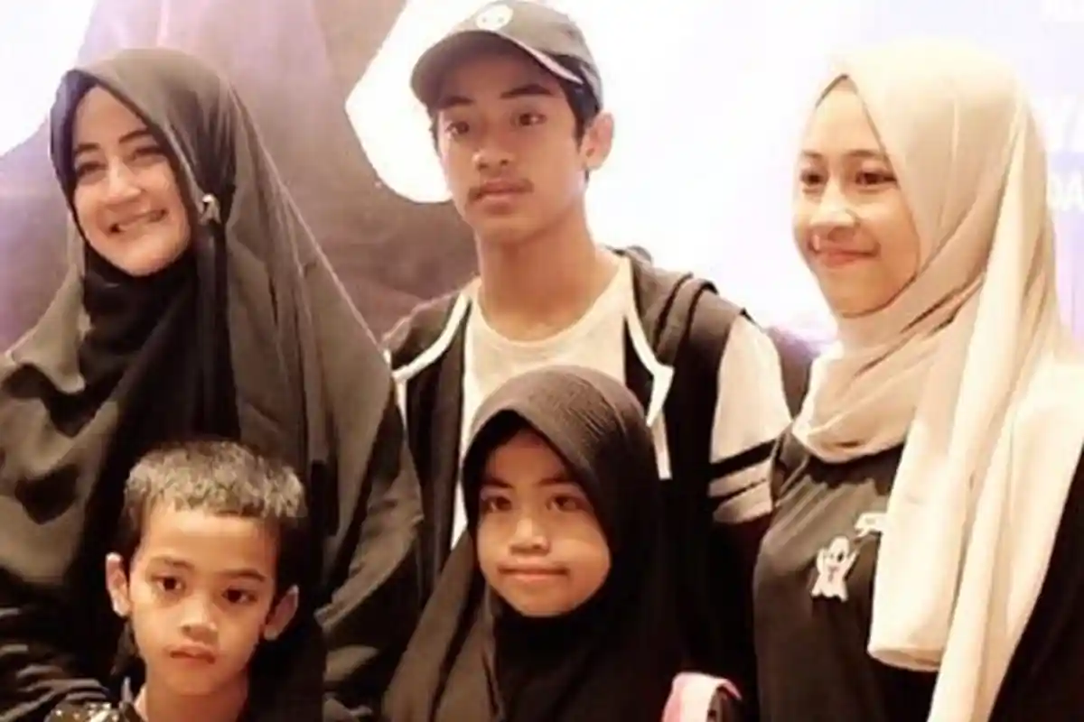 Ngotot Larang Ibunya Nikah Lagi, Anak Ummi Pipik : 'Ngapain Juga, Nggak Ada yang Setuju'