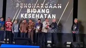 Sirajoni-menerima-pengharagaan-bidang-kesehatan.jpg