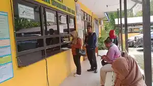 Sejumlah-guru-honorer-sekolah-dasar-negeri-sedang-antri-di-loket.jpg