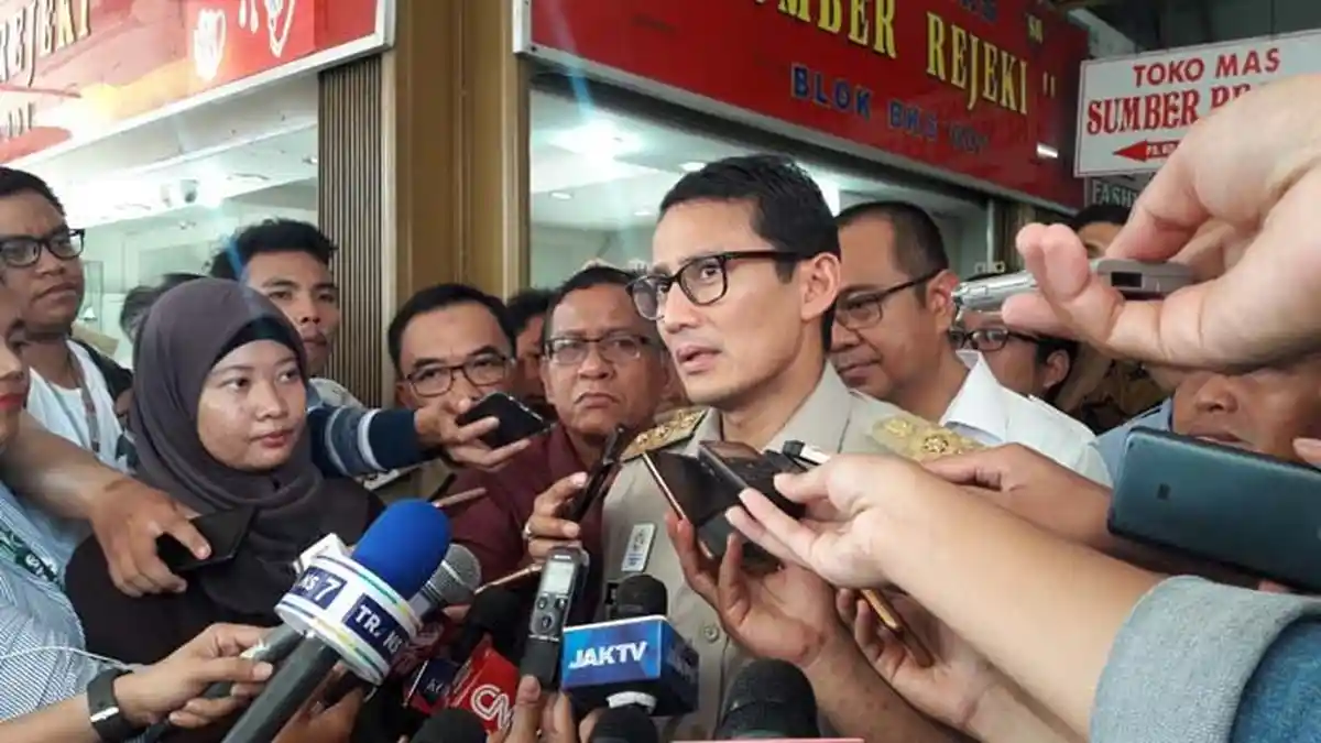 Sandi Jenguk Driver Ojek Online yang di Tabrak Model Cantik