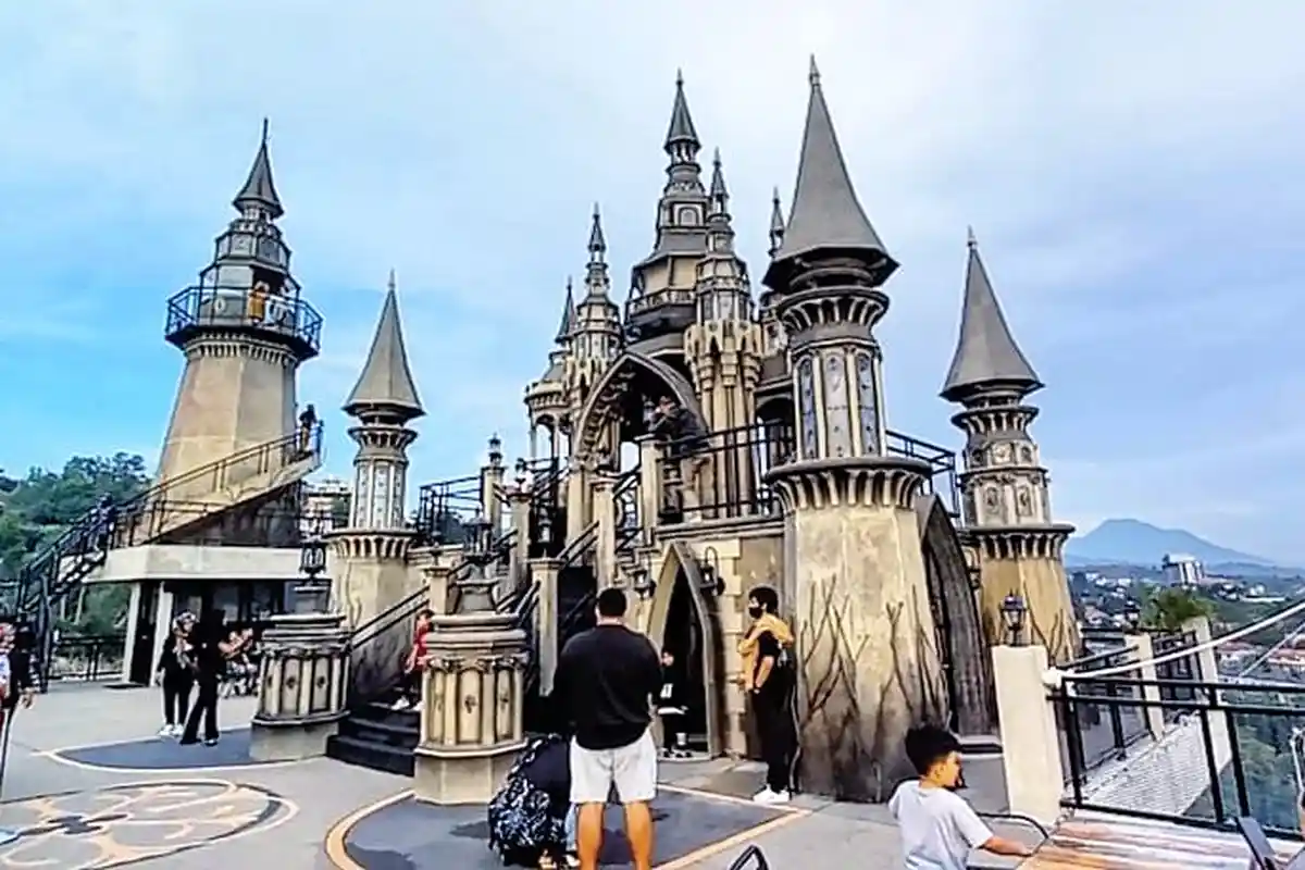 Wisata Selfie Kastil dan Mercusuar Abad Pertengahan, Bak Negeri Dongeng yang Lagi Hits di Bandung