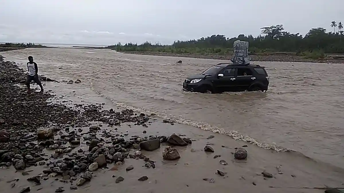 Warga Khawatir Lewati Derasnya Sungai, Kendaraan Terperosok hingga Hanyut di Jalan Lintas Seram