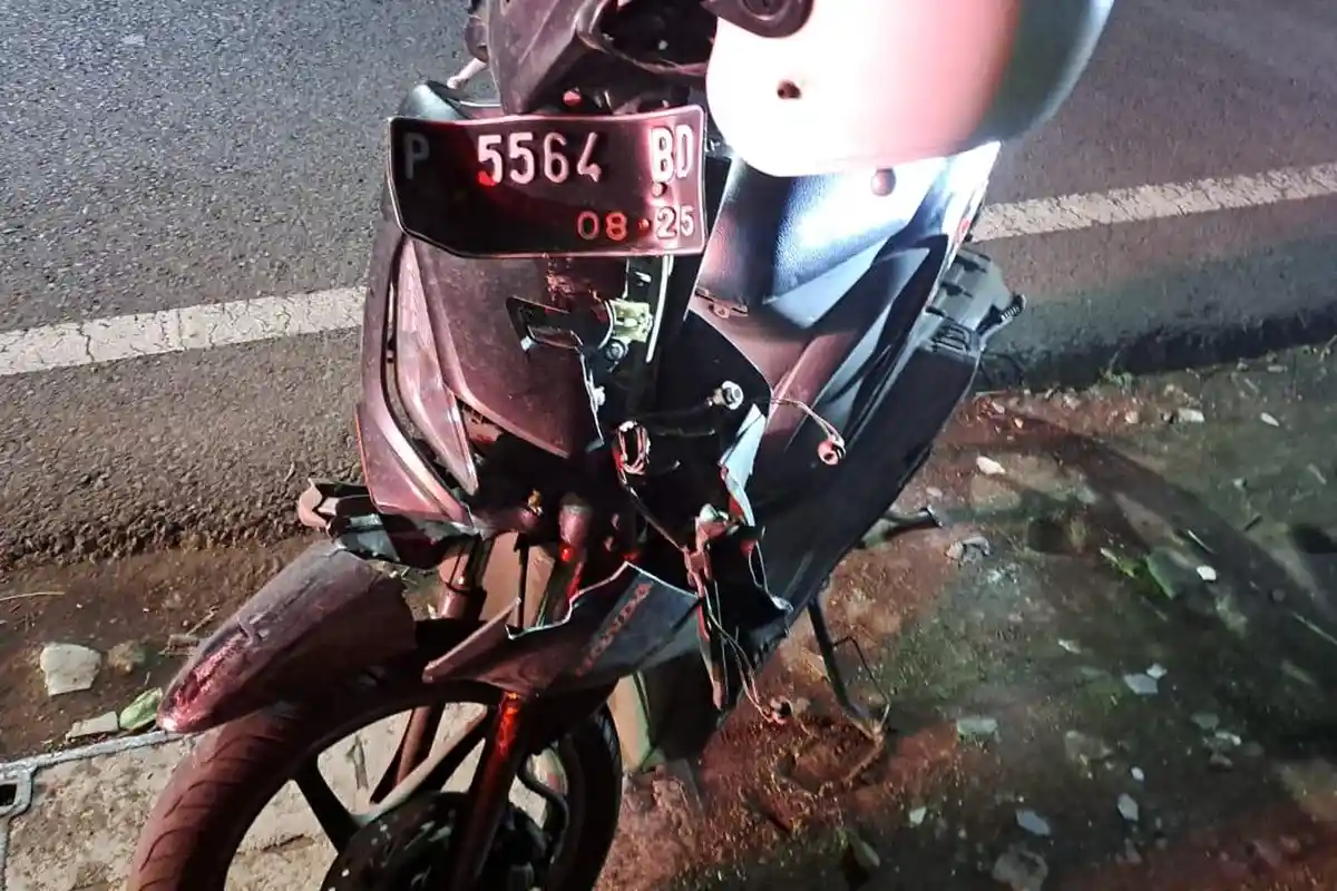 Belok Mendadak, Angkot di Malang Ditabrak Pemotor: Pengendara Seketika Terhempas, Tak Sadarkan Diri