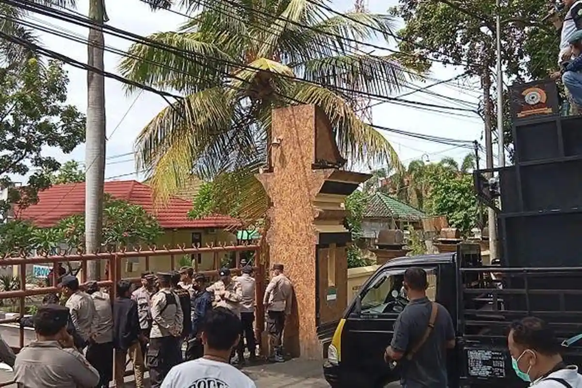 Mahasiswa Geruduk Polda NTB, CV Lawa Mori Diduga Selewengkan Data