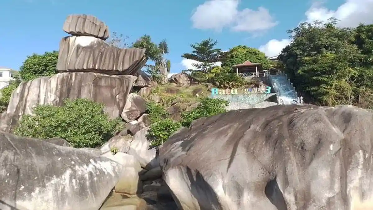 Destinasi Wisata Anambas Batu Tompak Tiga, Unik dalam Wujud Batu ...