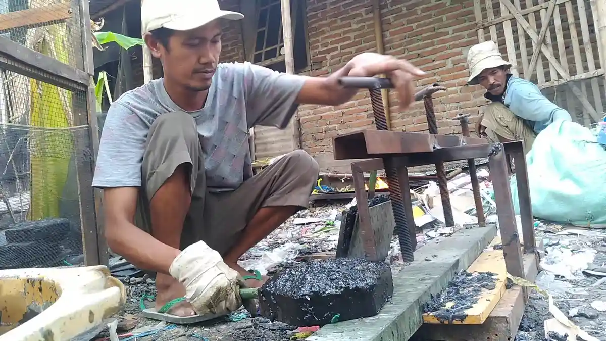 Gunondo Olah Sampah Plastik jadi Paving Block, Bermodal Dua Ekor Burung Murai Batu