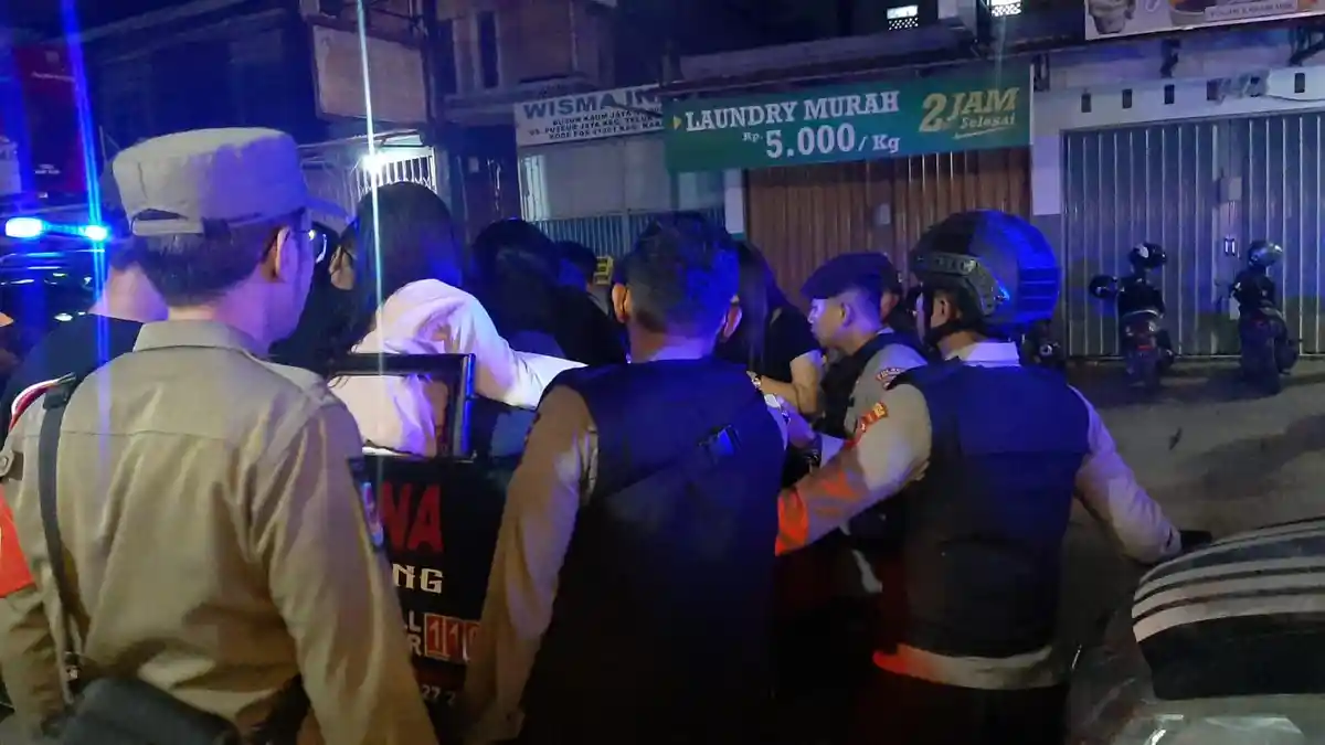 Petugas Razia Kos-kosan di Karawang, Belasan Pasangan Diduga Mesum Diamankan