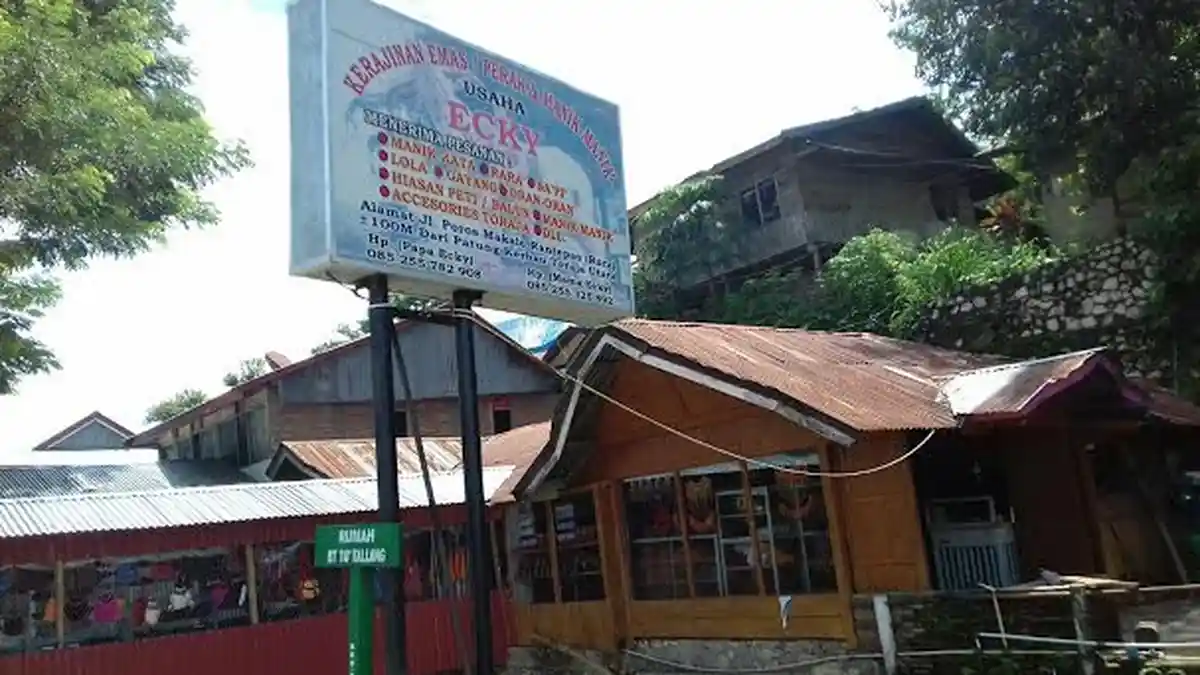 Ini Toko Oleh-oleh Khas di Toraja Utara, Manik-manik Rp 20 juta - souvenir-khas-toraja_20160202_123701.jpg