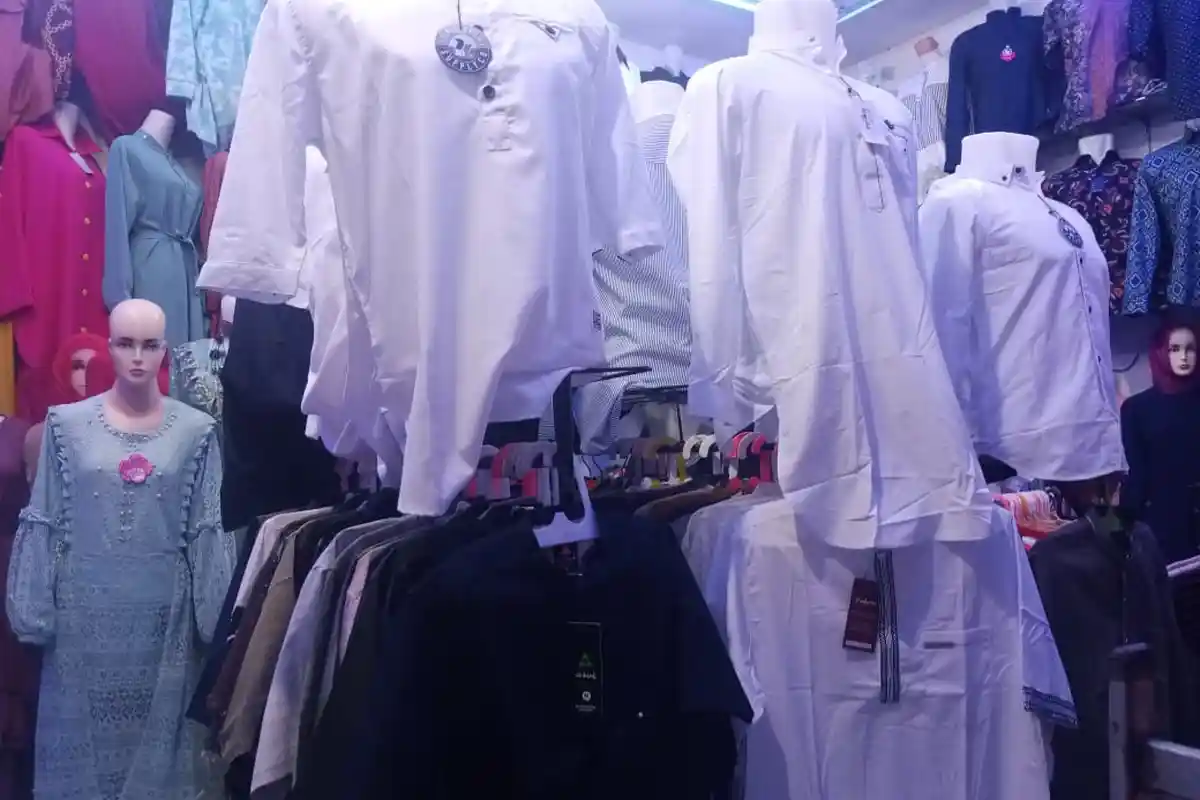 Pasar Sarimalaha Tidore Sudah Ramai Dikunjungi  Pedagang untuk Beli Baju Baru