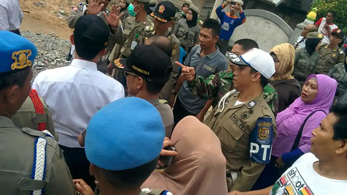 Anggota TNI Nyaris Gampar Kasatpol PP Banjarmasin - anggota-tni-ricuh_20151202_094552.jpg