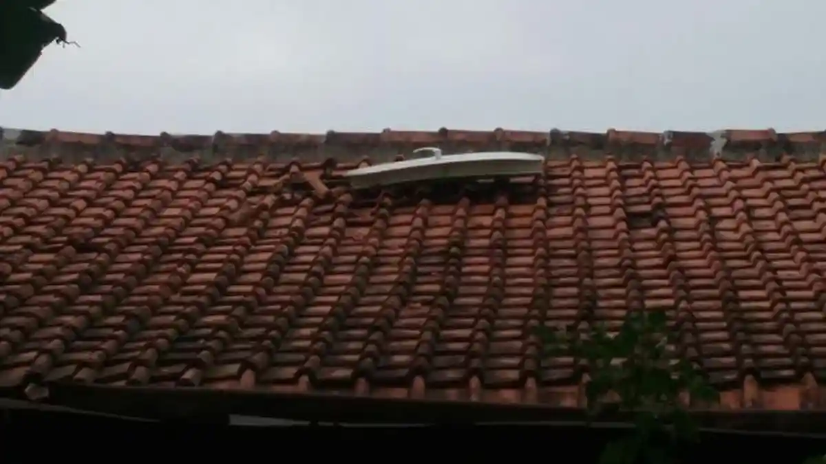 Mirip Pintu Pesawat Jatuh Menimpa Rumah Warga Jagakarsa