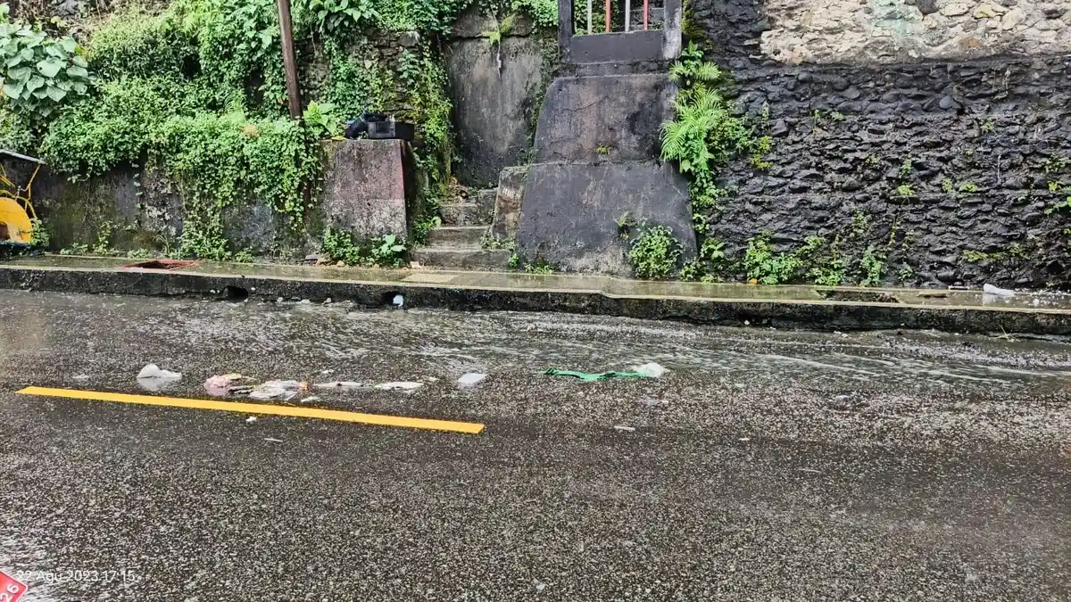 Diguyur Hujan Seharian, Kondisi Jl. Sultan Hasanudin Kota Ambon Mulai rusak