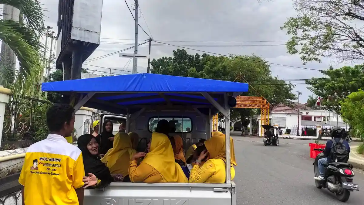 Rela Menunggu, Warga Gorontalo Utara Pantang Pulang Sebelum Pelantikan Bupati Thariq - Nurjanah