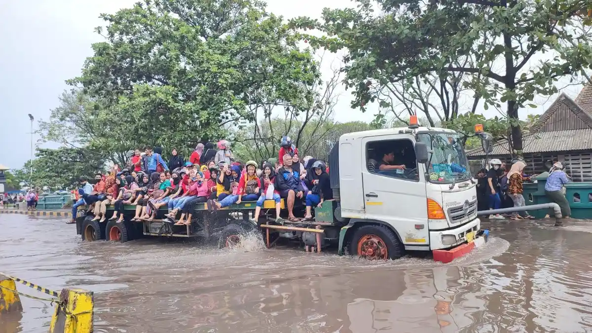 Waspada Banjir Rob di Pesisir Semarang dan Demak saat Bulan Purnama, Tinggi Gelombang Capai 2 Meter